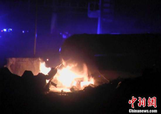 火災(zāi)現(xiàn)場，可以看到一個儲氣罐正在熊熊燃燒。