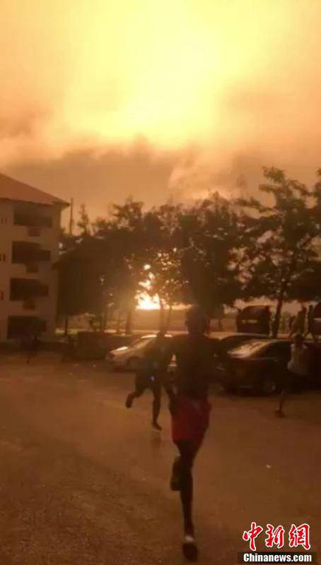 現(xiàn)場目擊者稱，該燃氣站爆炸后引燃了相鄰的一個加油站，引發(fā)二次爆炸。