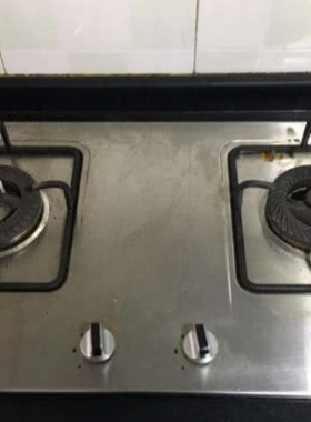 燃?xì)庠羁偸浅觥包S火”？清理火眼或撥動灶底的小鐵片，火力一下變正常